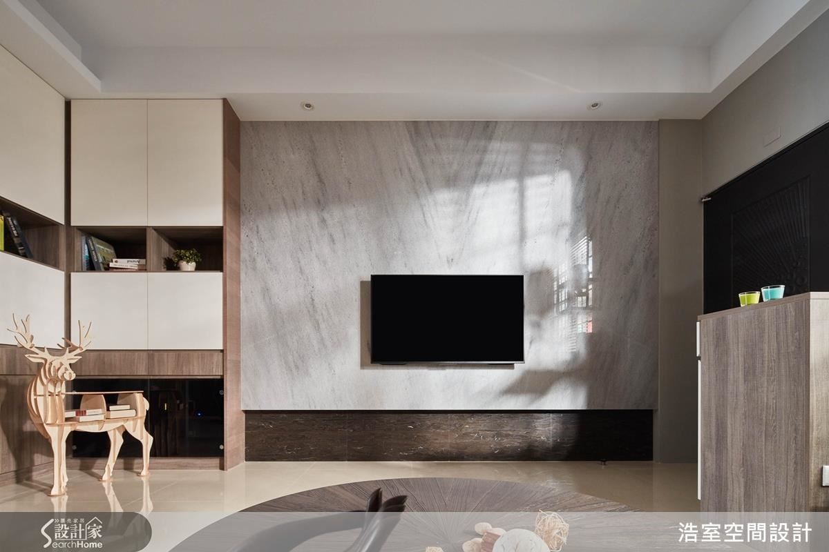 偏長的屋形容易有沙發與電視的距離過近的難題，將走道化為客廳的一部分，既不浪費空間，也能增加客廳的大器感。整片大理石的電視牆相當純淨，因為複雜的視聽設備隱藏在左側的收納櫃下櫃裡。