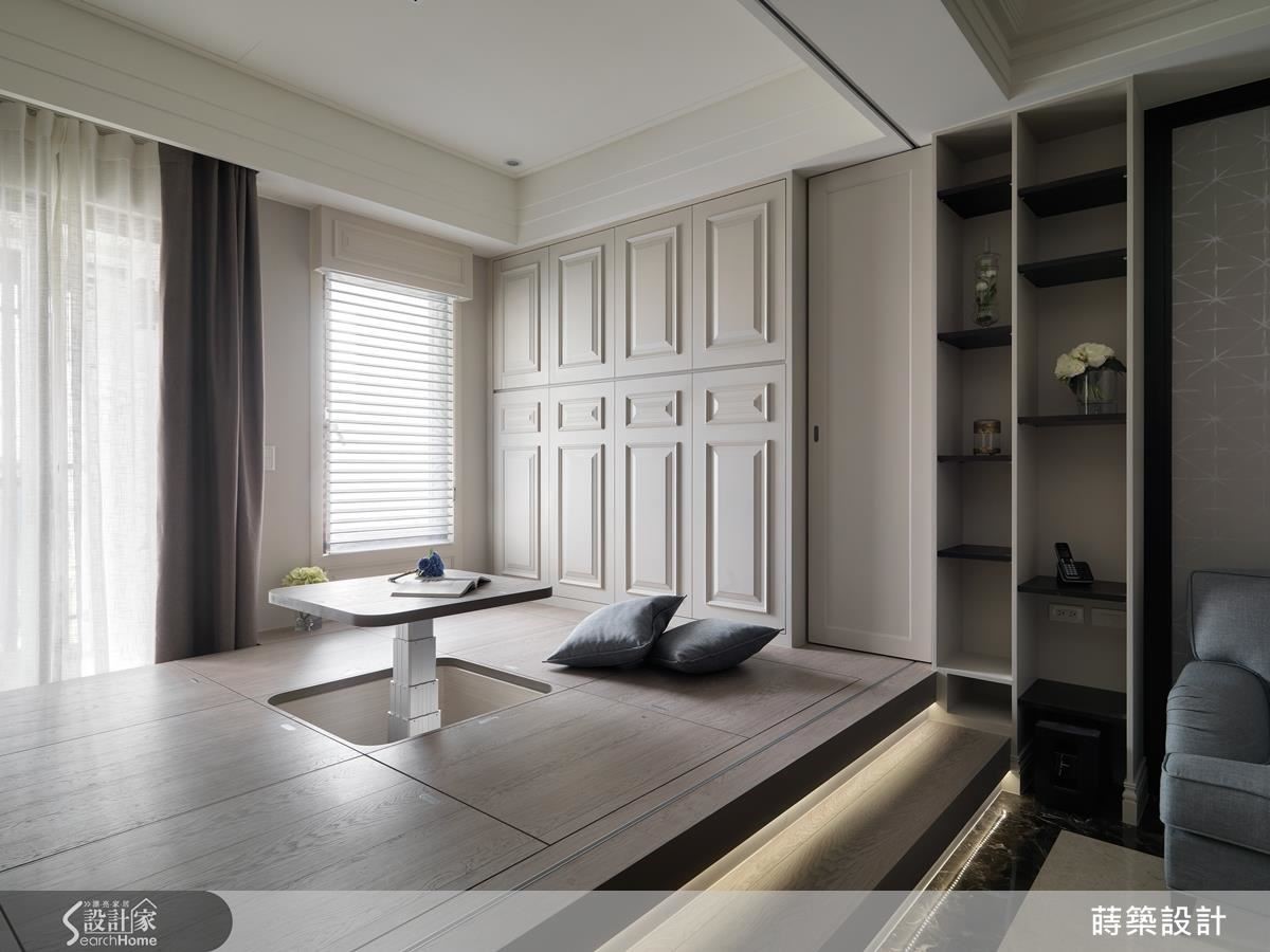 而茶几可以伸縮上下，機能齊全的雙人房在 5 分鐘內就能變身明亮的書房兼交誼廳。從客廳過渡到房間的牆面以開放展示櫃作為緩衝， 7 扇折疊門的收納形成一道假門，若沒有精準計算，做不出這麼剛剛好的排列。