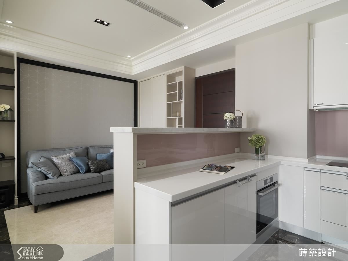 房改成ㄇ字型，電視牆背後就是料理區，收納廚房家電，客廳與廚房共用雙面櫃，複雜的管線收得乾乾淨淨。