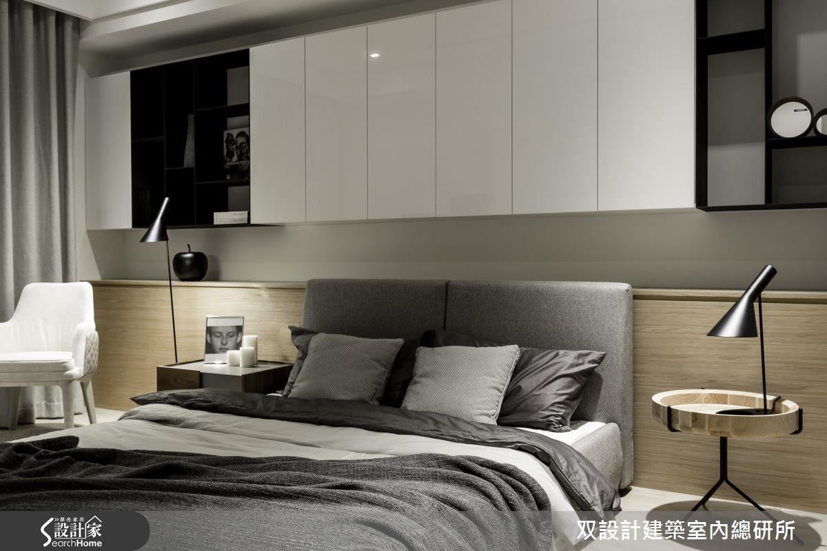 上下兩段式設計的床頭櫃牆，簡約造型兼顧實用與美感。