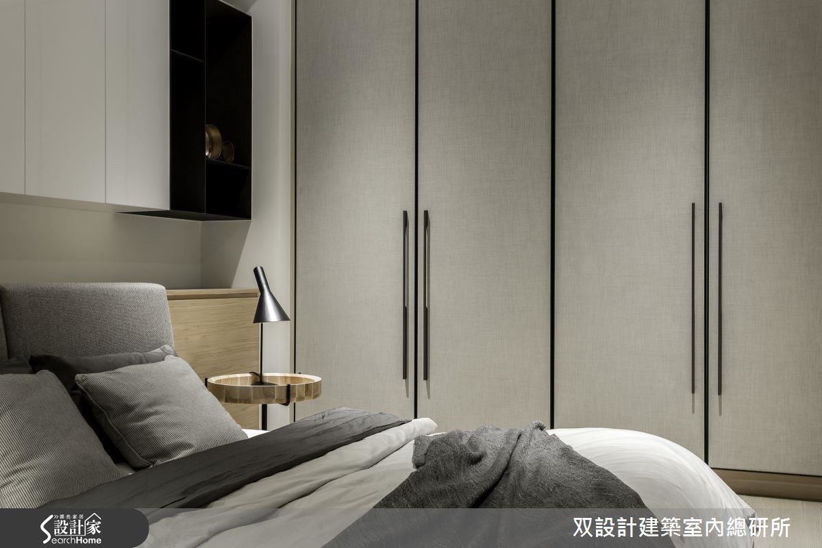 繃布的衣櫃門片，色彩與質感讓這個語彙精簡的空間能呈現出一種能讓人感覺親近的暖度。