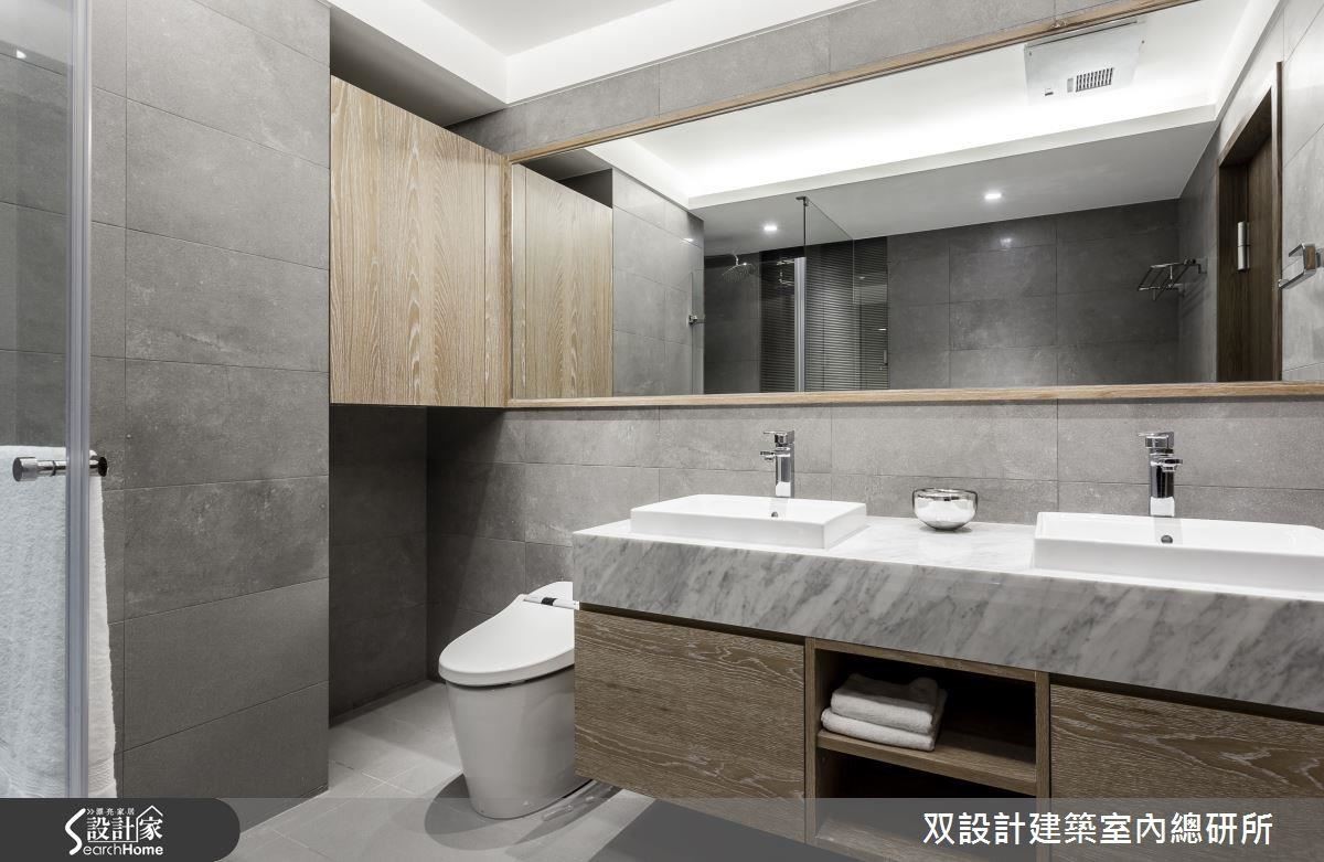 100 ％量身訂作的浴櫃，為虛實交錯的設計，兩側的櫃子可收納各式雜物，中間的開放式層架則便於拿取毛巾。