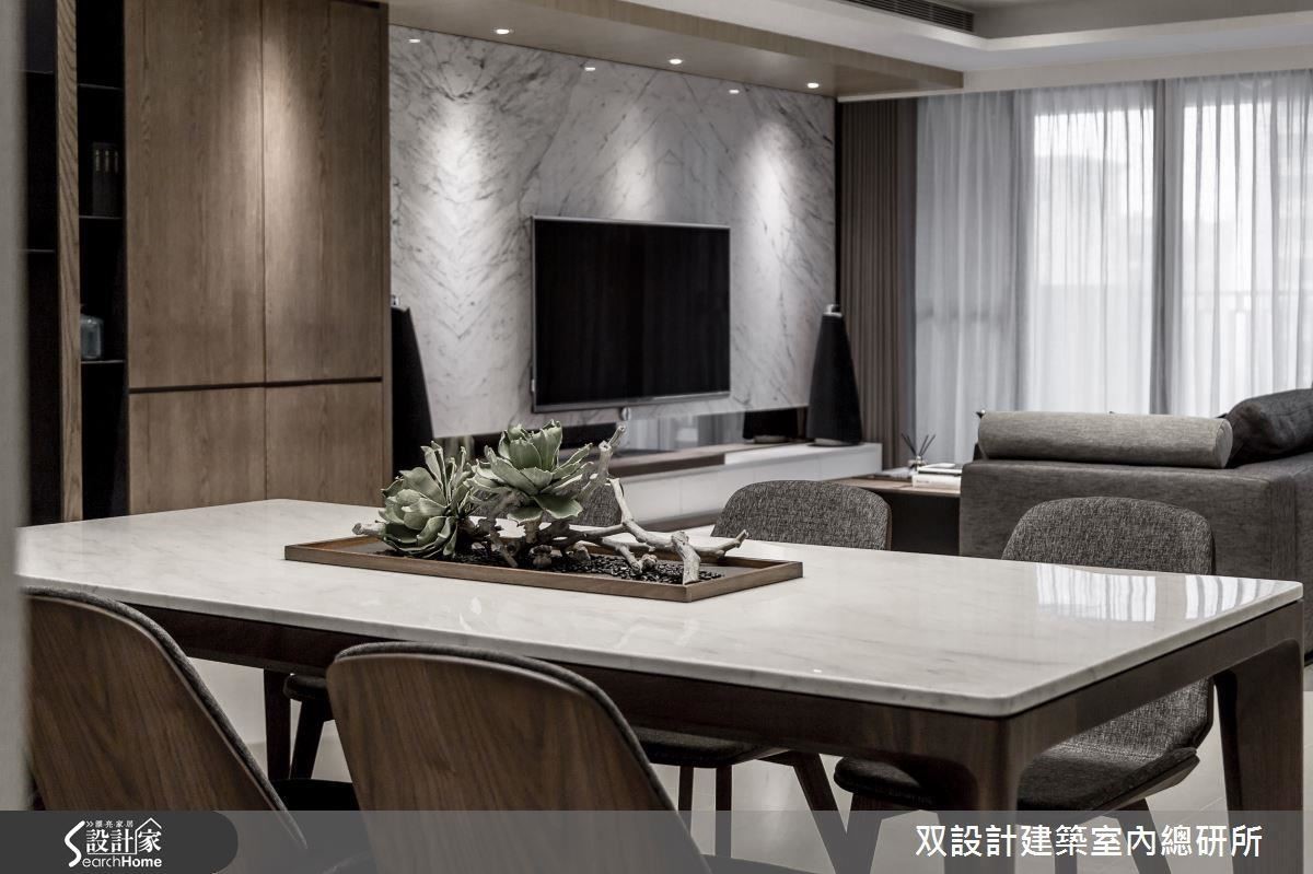 從餐桌望向客廳。溝通，只在這短短的一、兩步距離內。