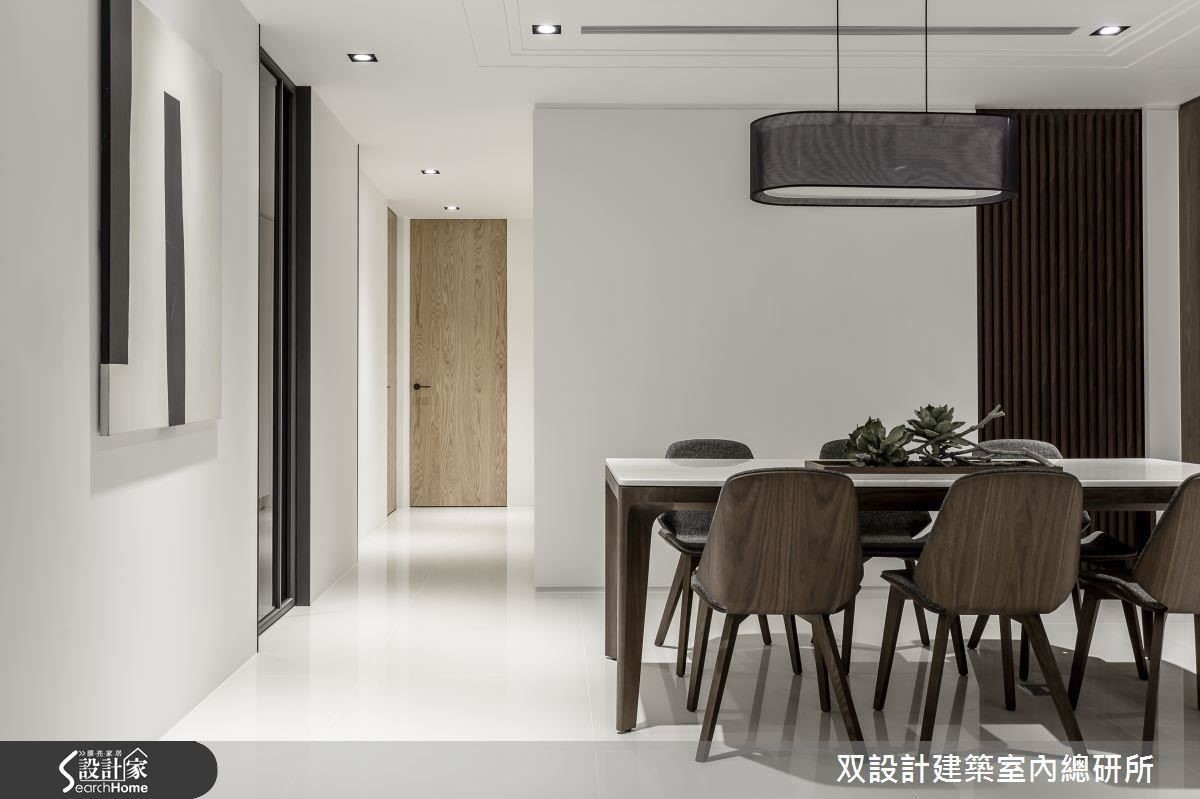 開放式的餐廳，桌面中央上方的那盞餐燈，不僅可加強這區的空間界定，從上往下投射的燈光也能為菜餚「增色」不少！