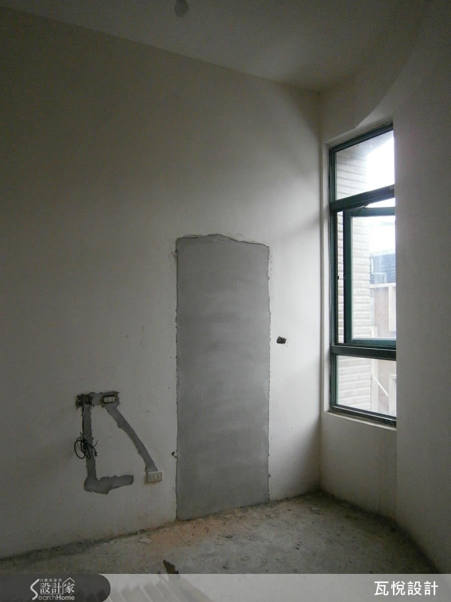 原來房屋一進門是有壓迫感的牆面，另外還有一面牆呈現圓弧形等難題。
