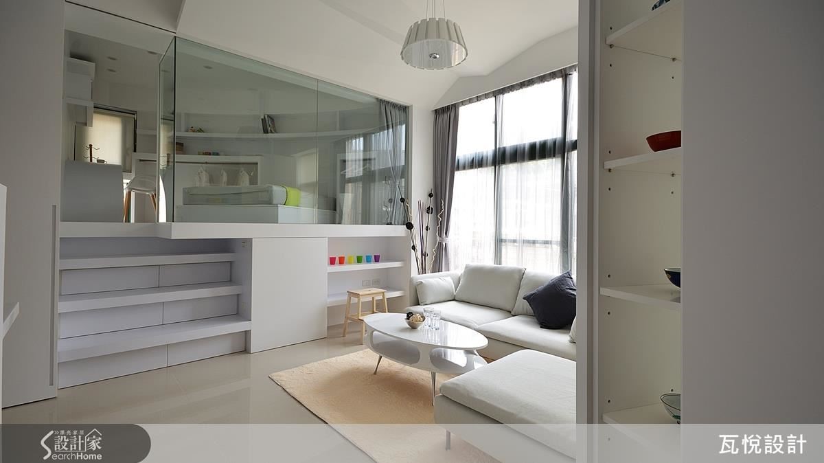 設計師將玄關的牆改為斜角度的收納櫃，開放一進門的視線範圍。