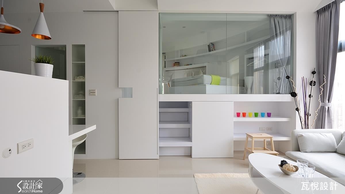 利用房屋原本充足的高度，將收納櫃等設計精巧地融入女兒房空間中，而房間主體以輕透玻璃區與客廳做區隔，房間有如精品展示櫃，更有放大視覺的效果。