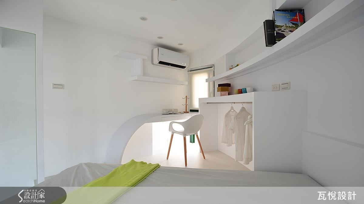 櫃體、書桌以及床斜擺，不只是順應圓弧空間的結果，也需要精準計算過比例美感。