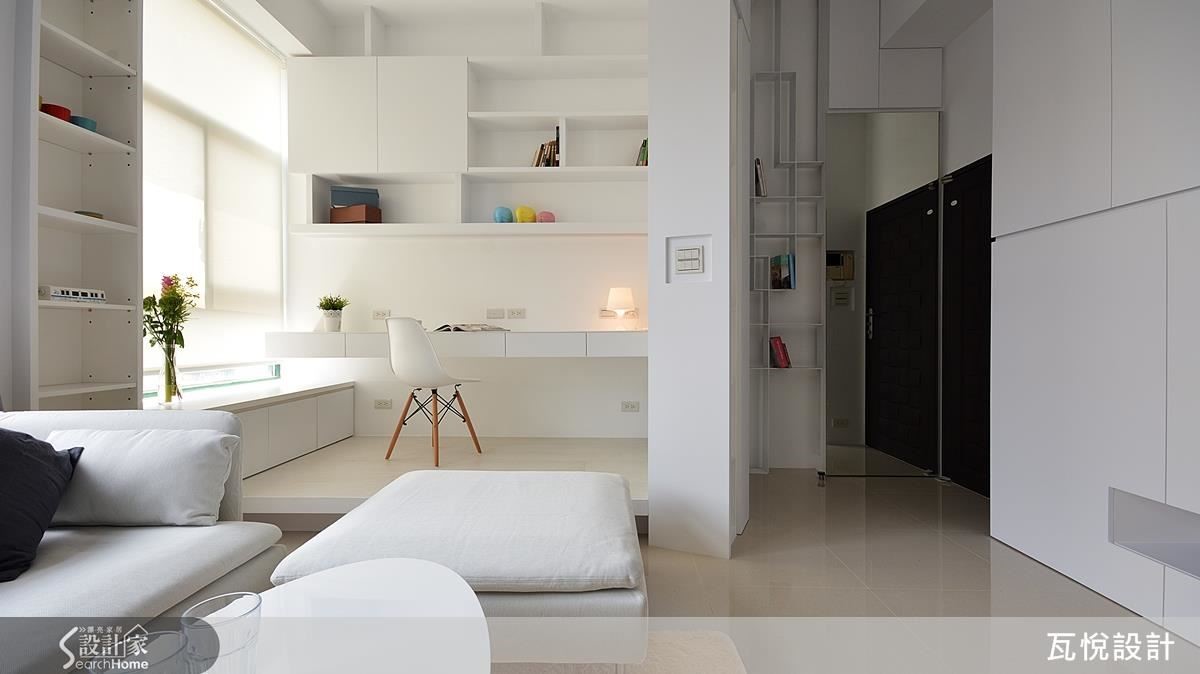 原來前屋主擺放客廳沙發的位置，成為屋主喜愛的書房區，以架高地面做區隔，不遮蔽視覺就能成就一處悠閒舒適的角落。