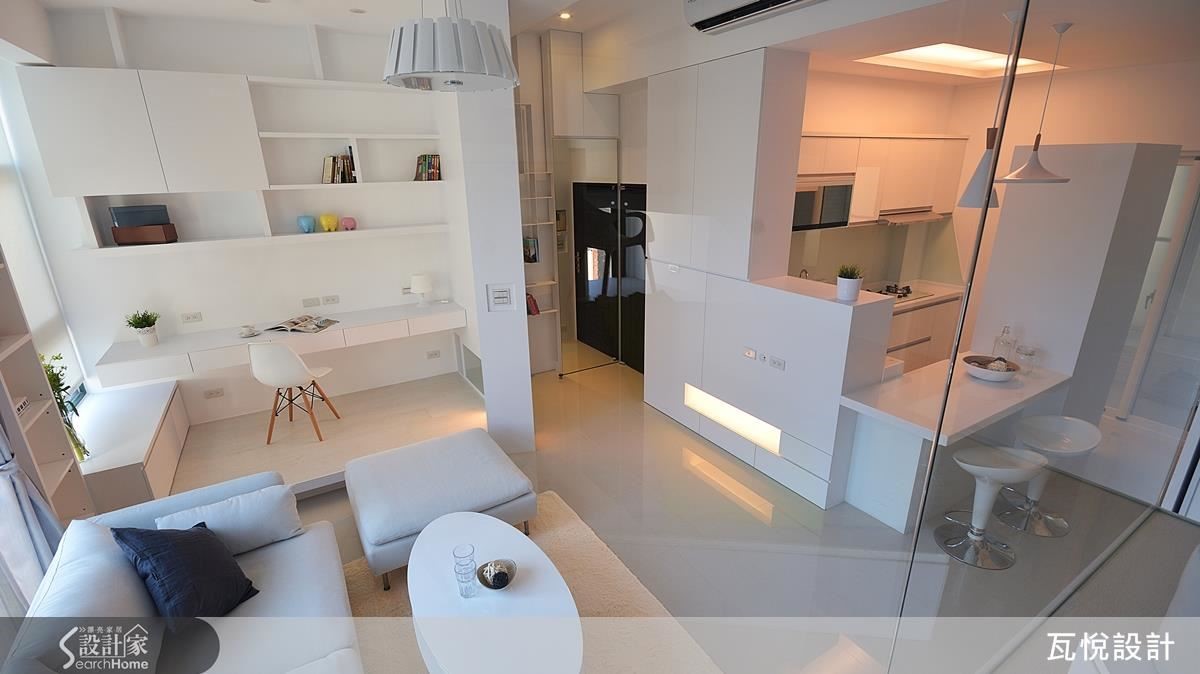 女兒房同時也是家中最棒的景觀台。與電視牆隔著的是廚房與餐廳區，不阻礙從客廳到後陽台的動線，讓空間彼此產生對話。