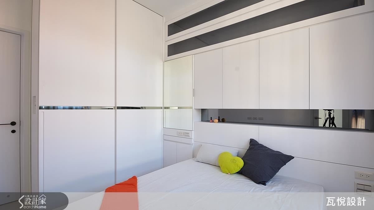 主臥空間設計節奏放鬆，呈現舒適的氛圍，以鏡面線條為空間精緻點綴。