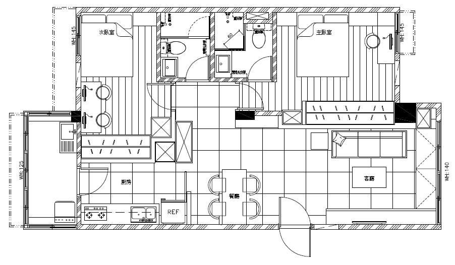 裝修後的平面圖。除了將廚房從後陽台遷回室內的變動，乍看之下似乎沒有太大變動。但，各區卻在經過微調之後尺度卻變得更合理。兩間臥房原先極度欠缺儲物空間，現也能設置整排落地櫃了。