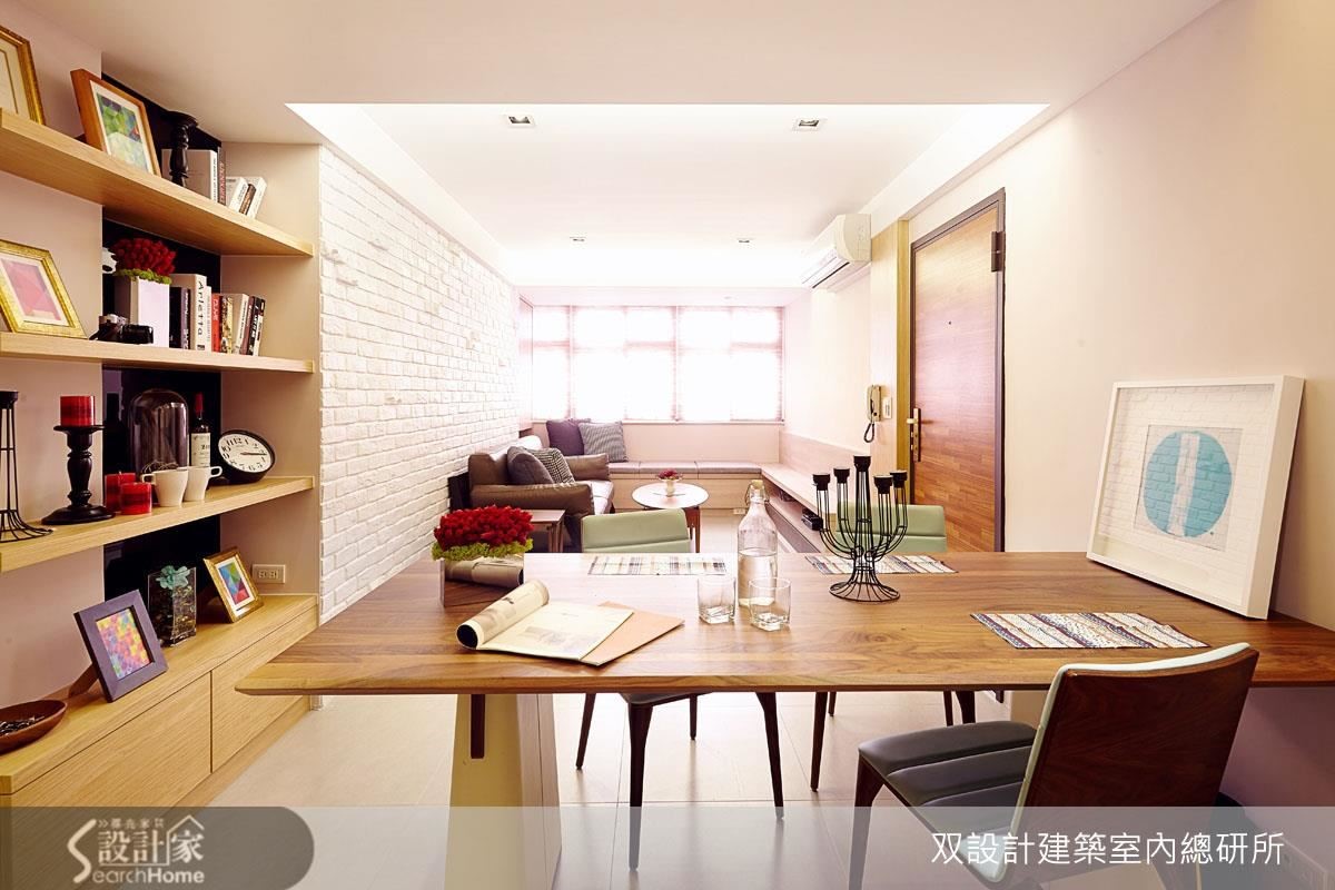 考慮到屋高有限，客廳僅將天花拉平，避免做出過多造型而擋到了陽光入內的路徑。