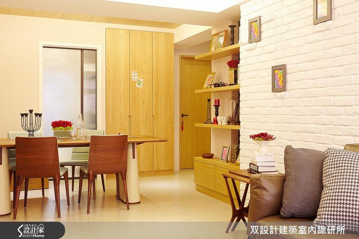 出入兩間臥房或廚房，都需經過餐桌。將桌板鑲嵌在圖左的牆面上，出入的動線就能變得更順暢。