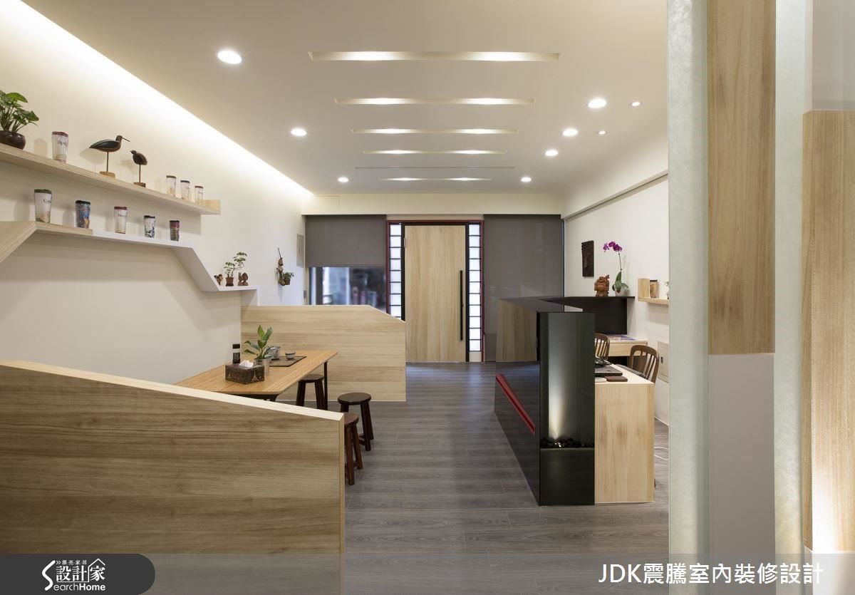 改造後的老屋變得相當明亮又具有空間感，成為住家與背包客棧的完美結合。