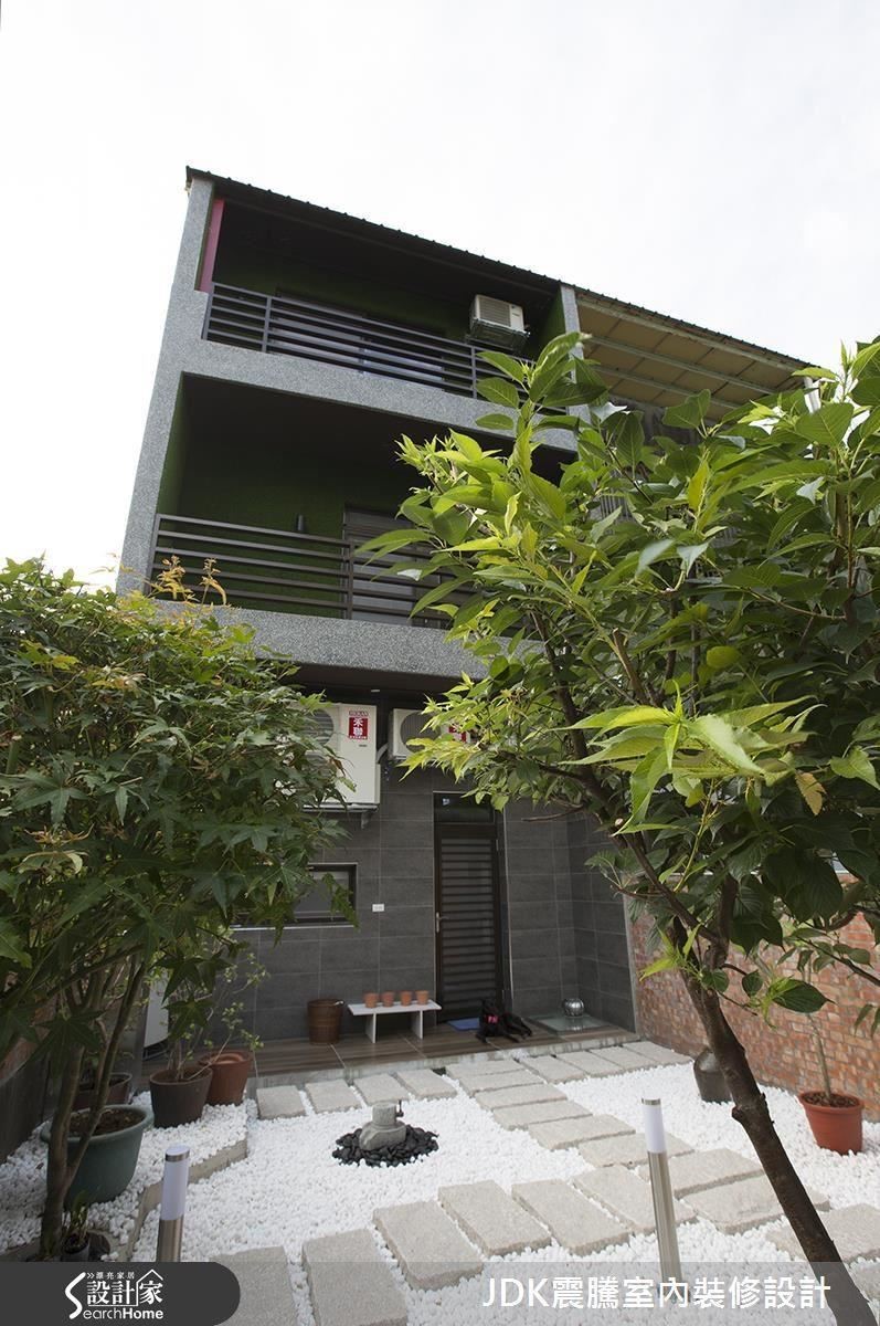 一樓後院採取日式庭園造景概念，以白色碎石取代硬梆梆的水泥，營造令人放鬆的氛圍。