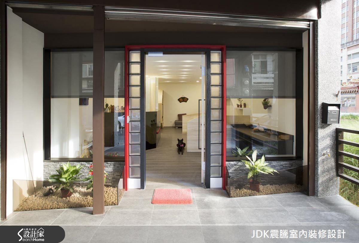 超過 30 年的老舊透天厝改建成背包客棧，正門口採取梯形收邊做出玻璃小花圃。