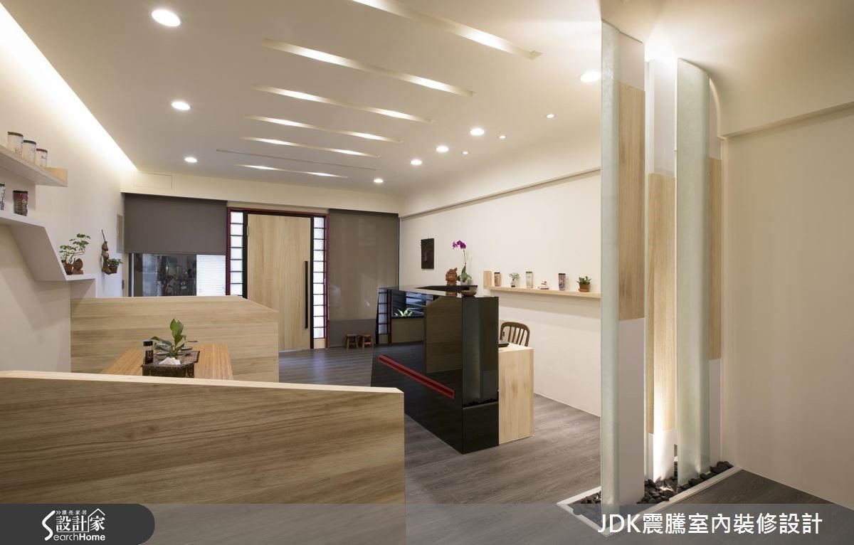 最後一區應該算是主人家的客廳，可以反射各種光源的黑鏡櫃台旁的屏風以木條＋夾砂玻璃做出參差排列，中間留有縫隙，可以透光卻不怕隱私被看光，刻意在下方鋪設黑色小石頭，營造園林感，增添自然氣息。