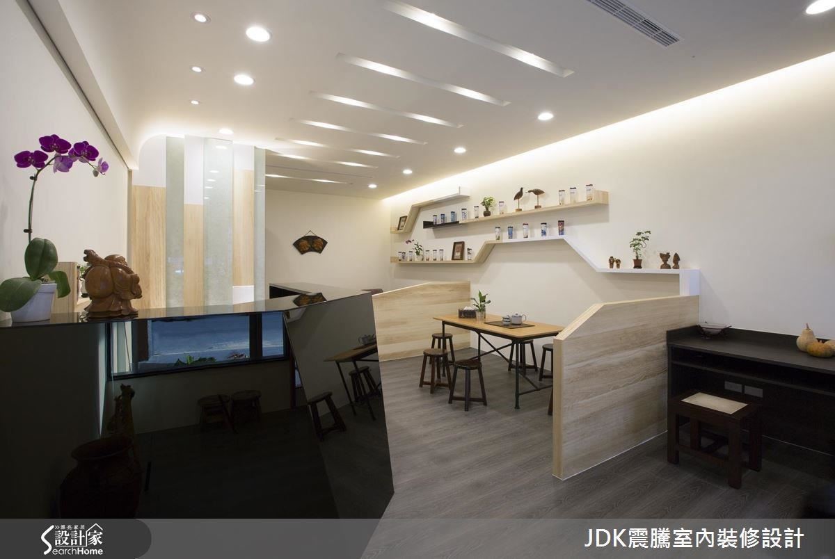 一樓的公共區域依次畫分為上網區、等候區及客廳。