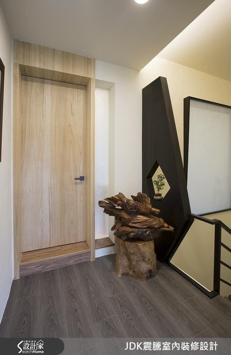 至於樓梯上來處，以斜角設計鏤空屏風裝飾，房門旁的細長凹槽則是可透光的噴砂玻璃，只要房客開了燈，就知道房裡有人，不必另外敲門，而透光的樓梯間也不必擔心太過陰暗。