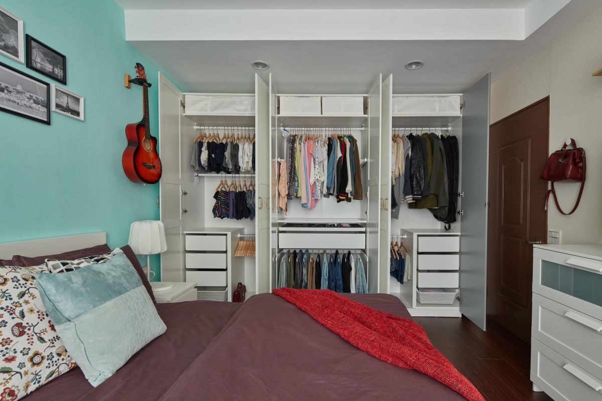 老舊衣櫥翻新，收納分門別類，妥善安置兩人衣物。