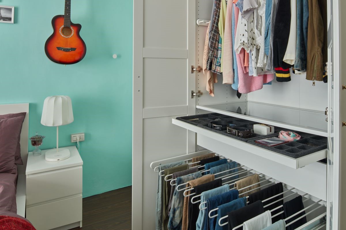 衣櫥內設置收納盤，可將飾品、配件整齊收納方便拿取。