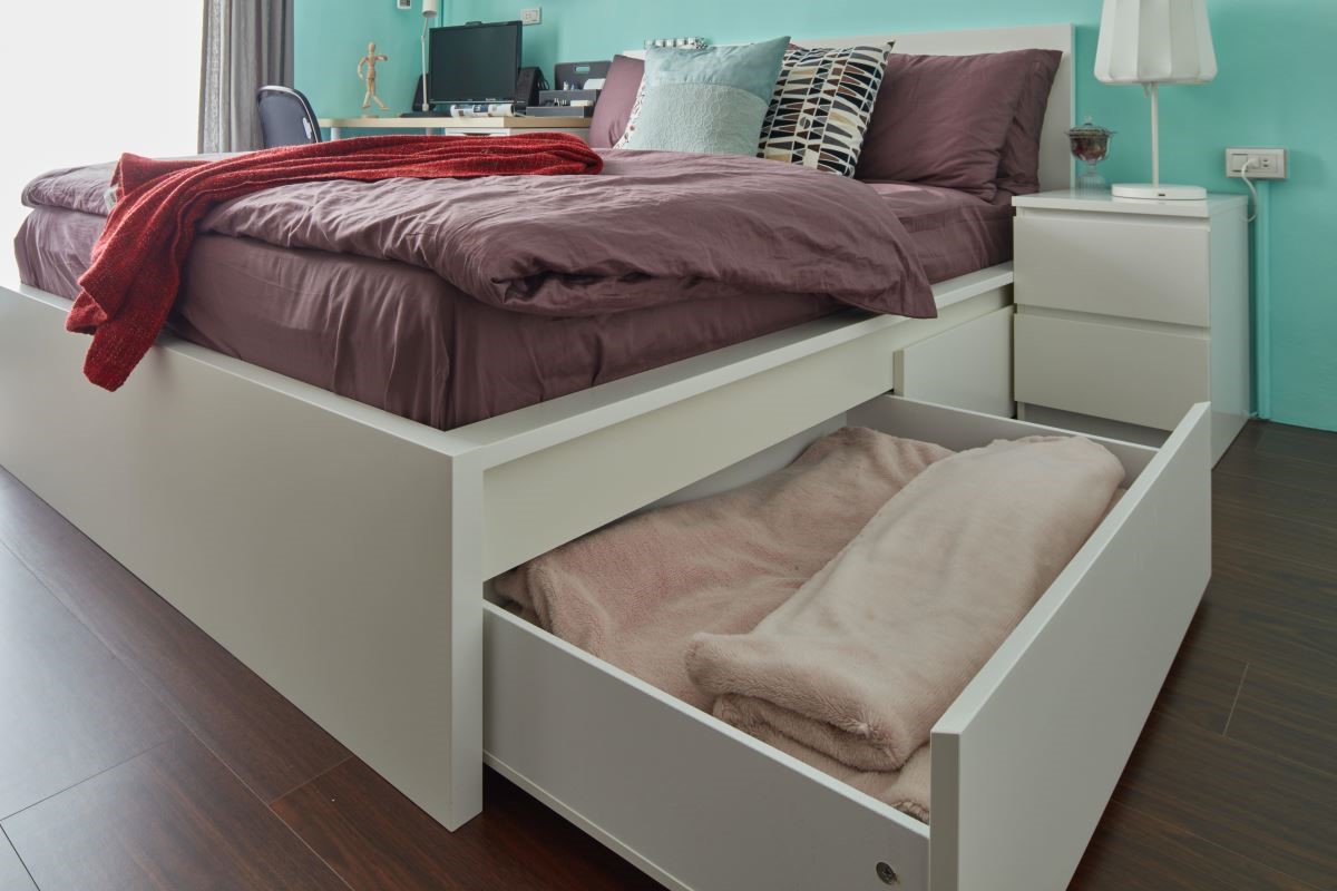 具備儲物功能的床架，將大型雜物隱藏，維持臥室內的寬闊尺度。