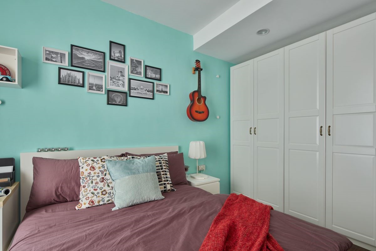 床具與寢具風格替換，傳遞出現代風格調性，讓整體空間視覺更顯柔和。