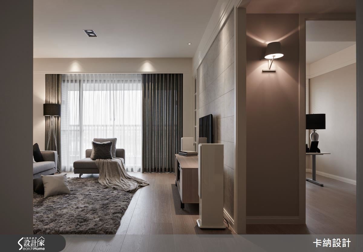 壁燈與美式風格的門框套，讓簡潔空間染上優雅愜意的生活步調。