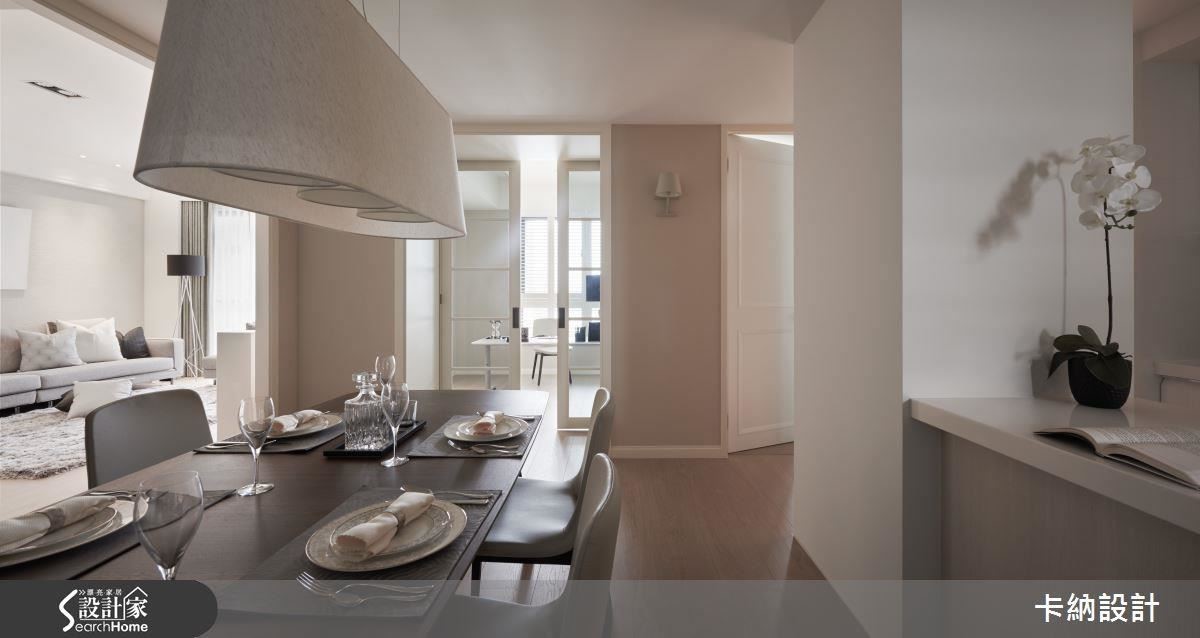 客餐廳相連共鳴，並以透明玻璃引光，將書房的自然光源帶入餐廳區，增添光影變化。