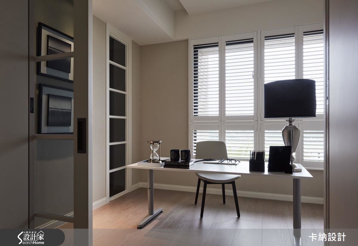 獨立的書房飽享豐沛的自然光源，提供一隅沉思閱讀的心靈角落。