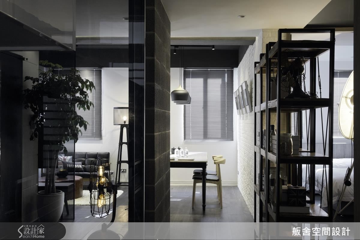 擅長在長型空間中利用立柱、牆面與櫃體創造廊道，為空間帶來豐富的層次性與視覺的端景。而工業風調性的陳設，更是個性化空間的靈魂。