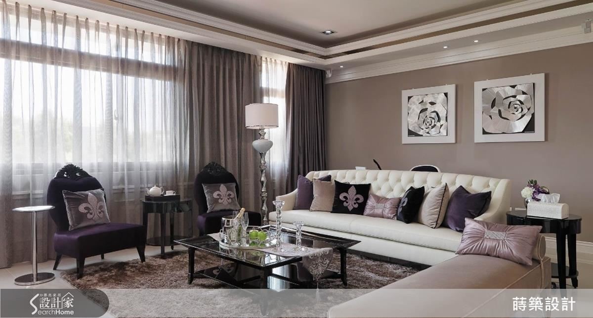 浪漫的男主人挑選的紫色單椅柔化客廳風格，窗台下方向外凸出的凹槽全部是收納空間，機能性十足。