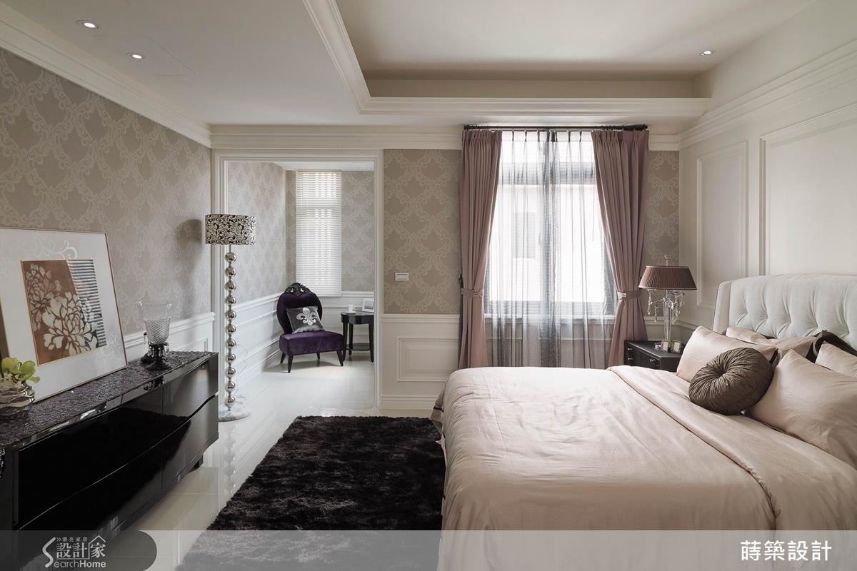 孝順的業主把最大最好的空間留做孝親房使用，原本設計中凸出的畸零地布置成閱讀小角落，以大地色的圖騰壁紙營造溫馨又有品味的質感。