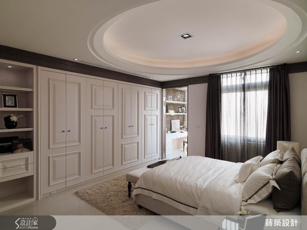 典雅的線板符合大女兒內斂的個性，靠近天花板的深咖啡色色帶環繞，穩住了白色過於輕淡的氛圍，而圓形的天花板緩和了中性的方方正正。