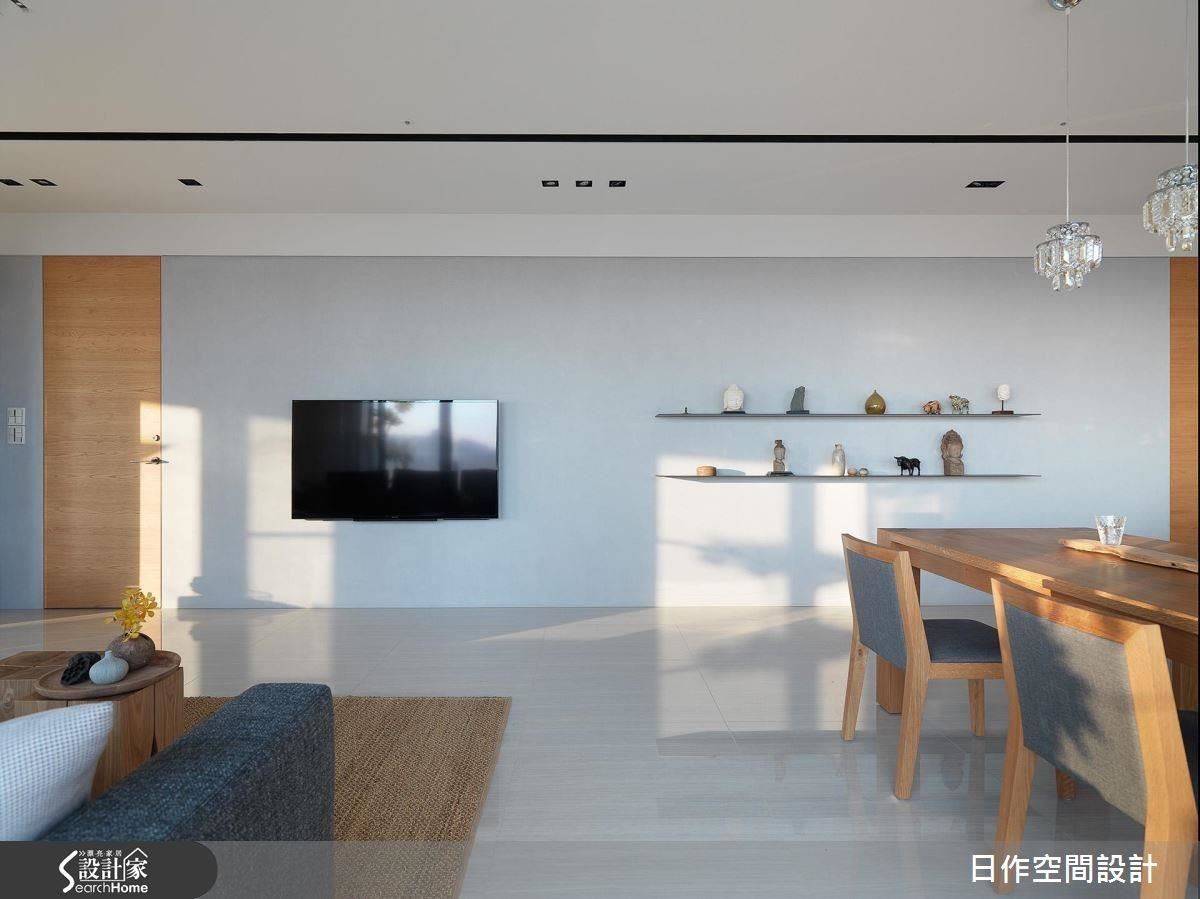 留白的大面主牆如寧靜海平線一般簡約使人望之平靜，也留給光影展演的舞台。