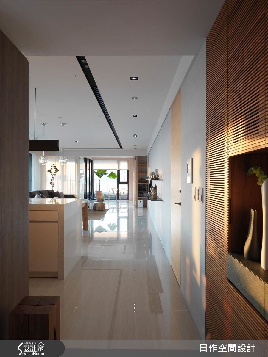 自玄關一路望至底部的閱讀區後輕颺出室外，無限延伸視野。