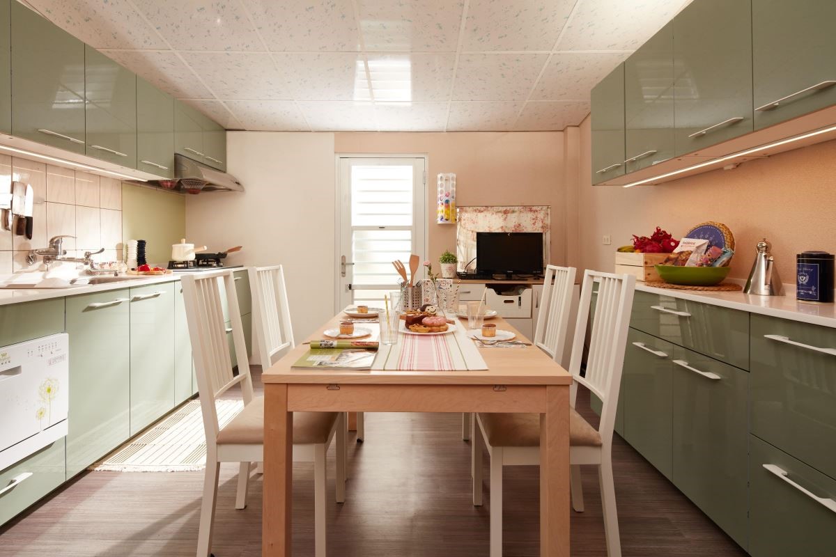 平行式廚房延伸牆面櫃體，活化了空間機能也界定出廚櫃的作用。