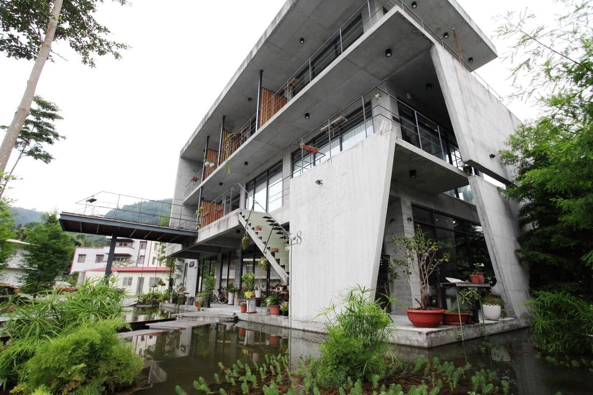 「水」也是設計師常用的語彙,和山泉水同源的水池,自然流動營造微型氣候,滋養了生生不息的生命,也是這棟建築想傳達的意念。 「水」也是設計師常用的語彙,和山泉水同源的水池,自然流動營造微型氣候,滋養了生生不息的生命,也是這棟建築想傳達的意念。