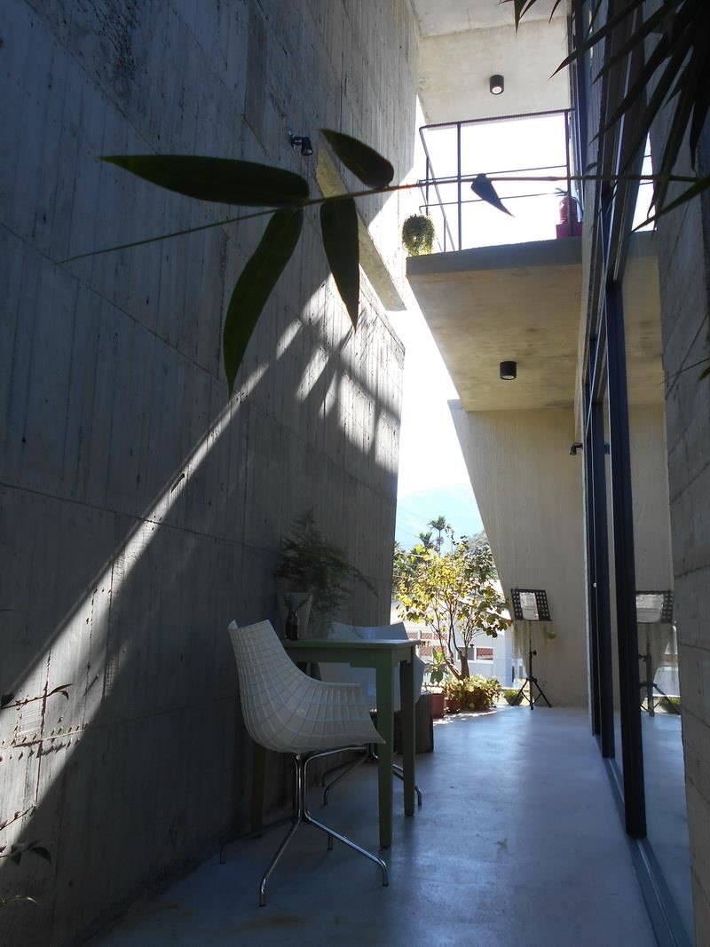 兩層樓高一整面的景觀牆,是屋主媽媽最喜歡角落,在這裡發呆一整天好像也不會膩。 兩層樓高一整面的景觀牆,是屋主媽媽最喜歡角落,在這裡發呆一整天好像也不會膩。