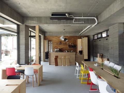 吧檯的木牆其實是這種建築的「母親」,設計師靈機一動留下這面模板未拆除,為空間畫龍點睛。 吧檯的木牆其實是這種建築的「母親」,設計師靈機一動留下這面模板未拆除,為空間畫龍點睛。