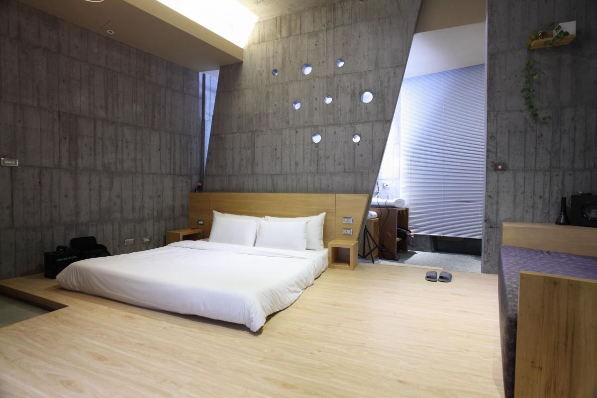 灰色造型量體,在不同燈光下與木作、鐵件的搭配,就是一處令讓放鬆舒適的室內空間。 灰色造型量體,在不同燈光下與木作、鐵件的搭配,就是一處令讓放鬆舒適的室內空間。