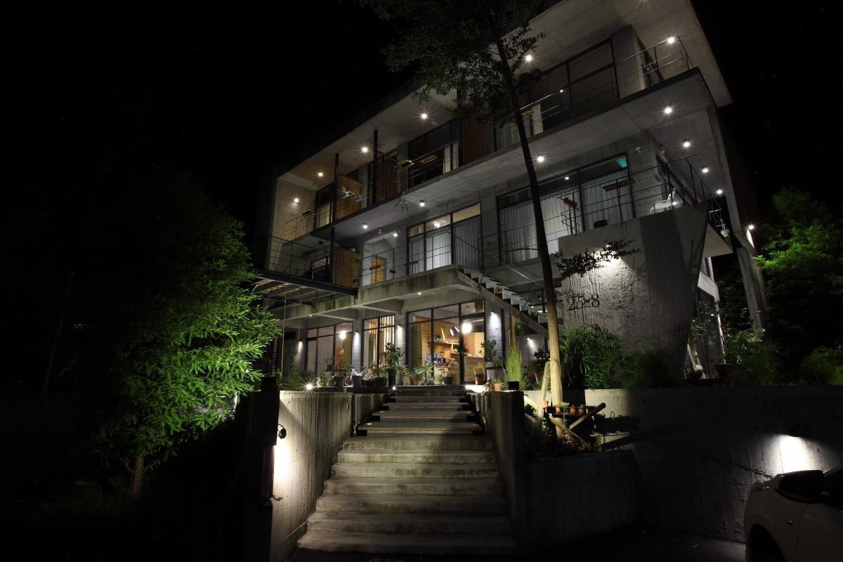 夜晚房門前的燈像一盞一盞的星光,伴隨山間的涼意、花香與蟲鳴,彷彿又能在安穩的睡夢中回到幸福的童年。 夜晚房門前的燈像一盞一盞的星光,伴隨山間的涼意、花香與蟲鳴,彷彿又能在安穩的睡夢中回到幸福的童年。