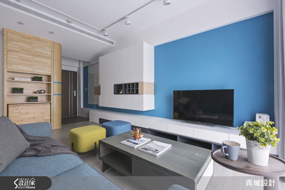 天花板修飾空調的斜面設計，是擷取機翼的形象。