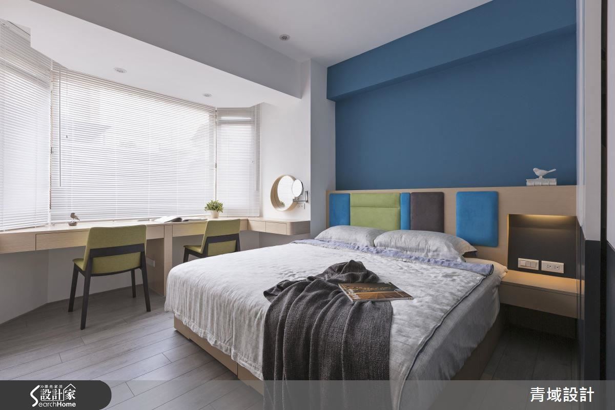 主臥床頭牆的藍與主題呼應，另外選擇對鄰互補配色，造型繃布讓空間活潑、有節奏。