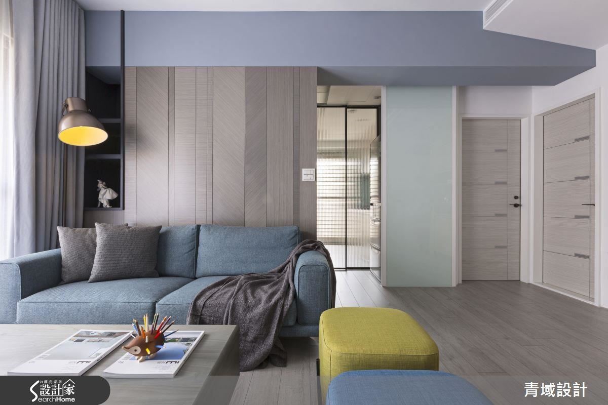 長虹玻璃門作為區隔廚房的門，可隔離料理時的油煙，但又能保留空間穿透感。