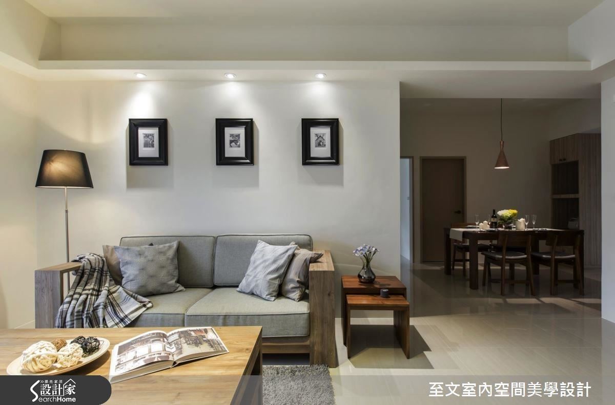 時常前往大城市出差的屋主，在看盡奢華富麗的裝飾風格後，希望自己的居家設計能化繁為簡，呈現素雅簡潔的放鬆氛圍。因此設計師選用米白色系作為空間主調，並以沉穩的灰色沙發，搭配屋主喜愛的柚木材質，呈現居家的放鬆寧靜之感。