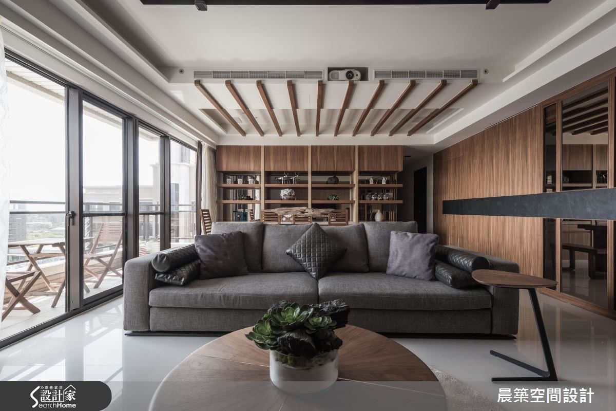 整片透明的落地窗設計，引入大面積採光，為觀景美宅繪上絕佳定位。