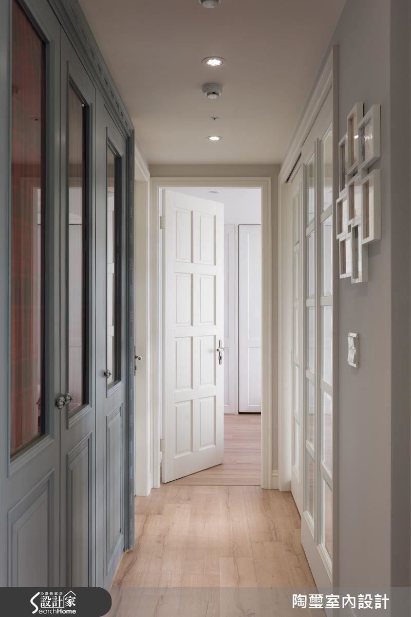 除了格局重整,更以格狀玻璃門片為原本狹長、陰暗的廊道引光,讓公、私領域的串連更加協調。 除了格局重整,更以格狀玻璃門片為原本狹長、陰暗的廊道引光,讓公、私領域的串連更加協調。