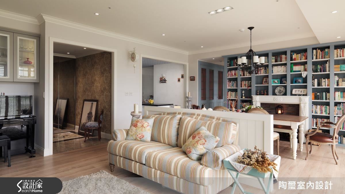 內玄關將 1.5 坪的收納空間隱於鏡面後方,讓屋主在入門即可將大型行李妥善整理完畢。 內玄關將 1.5 坪的收納空間隱於鏡面後方,讓屋主在入門即可將大型行李妥善整理完畢。